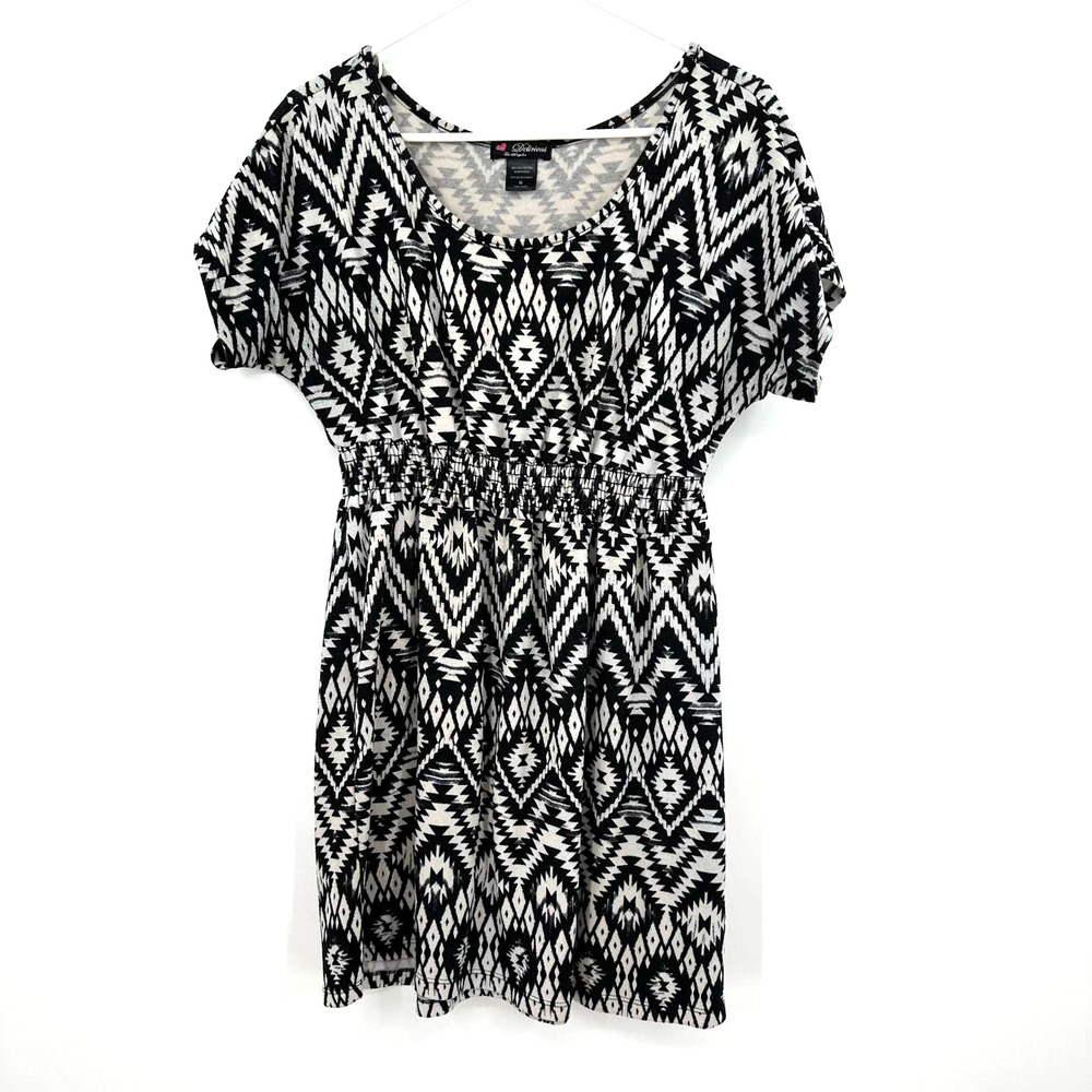 Delirious‎ size medium short sleeve babydoll fit blouse black and white